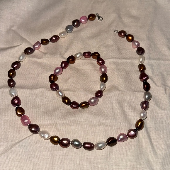 Beautiful Freshwater Pearl Necklace and Bracelet Set - Picture 1 of 3